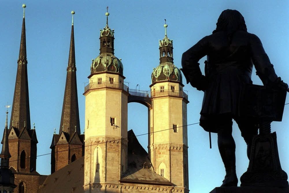 Sorgenvolle Blicke auch von Händels Seite auf die Marktkirche