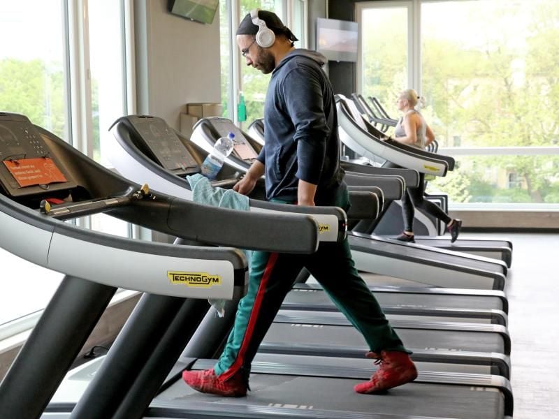 Clubmitglieder trainieren im Fitnessstudio. Foto: Bernd Wüstneck/dpa-Zentralbild/dpa/Archivbild