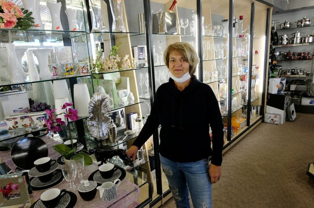Wird nach der Oster- auch die Weihnachtsware nicht los: Karola Baier im Haushaltswarengeschäft.