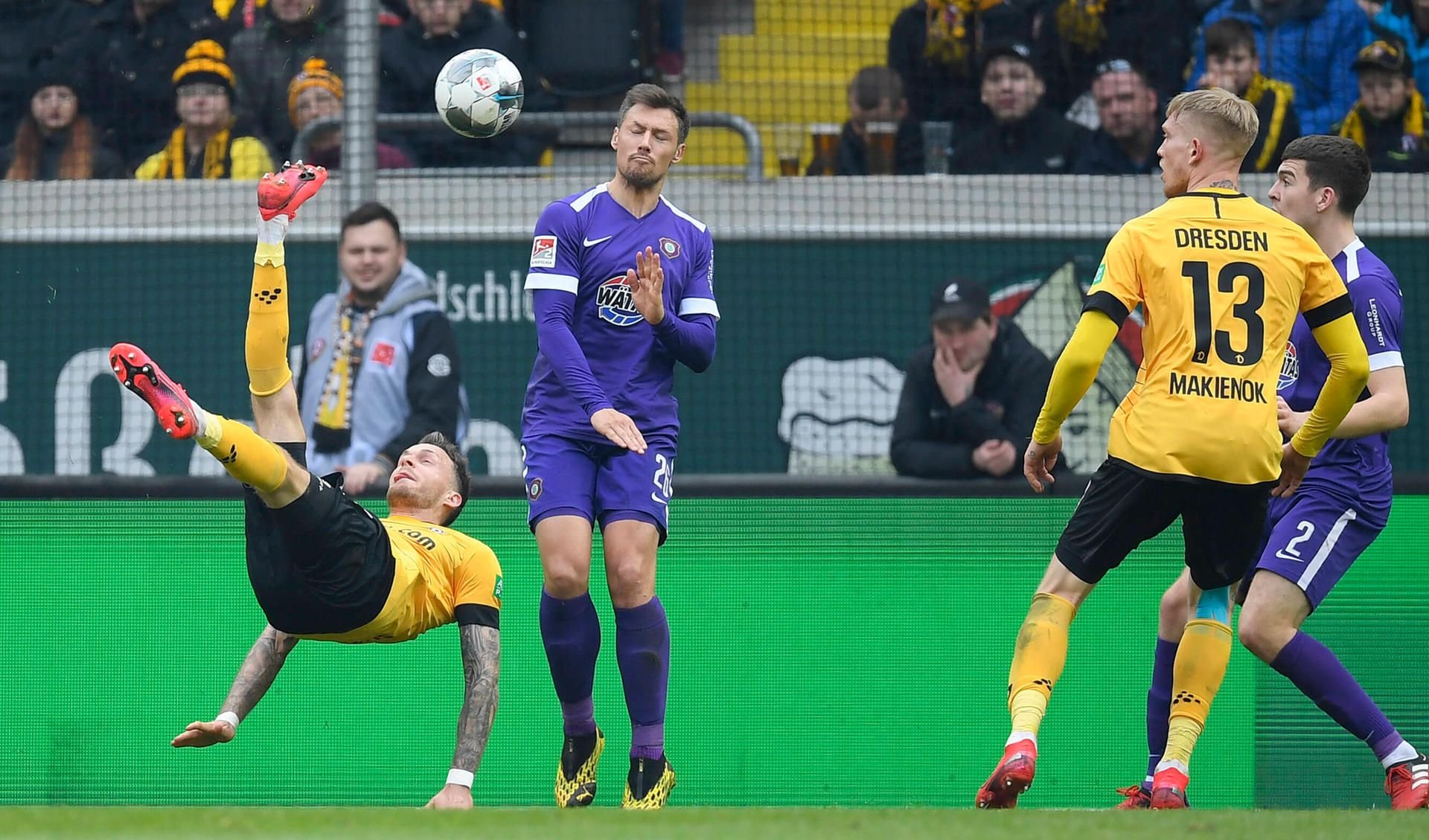 Dynamos Patrick Schmidt erzielt mit einem Fallrückzieher das 2:1.