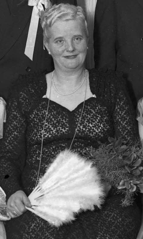 So kannte man Ella Beck: als Dame von Welt und Tanzmeisterin im festlichen Gewand während eines Abschlussballs.