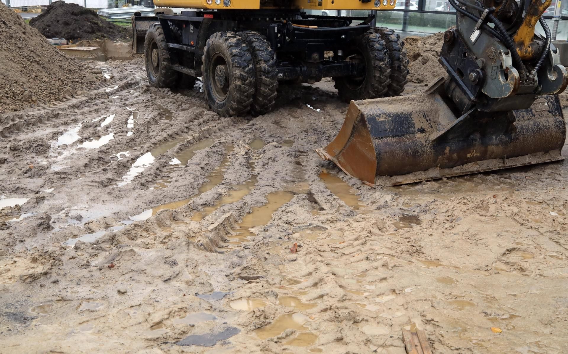 Ein Bagger auf matschigem Untergrund (Symbolbild)