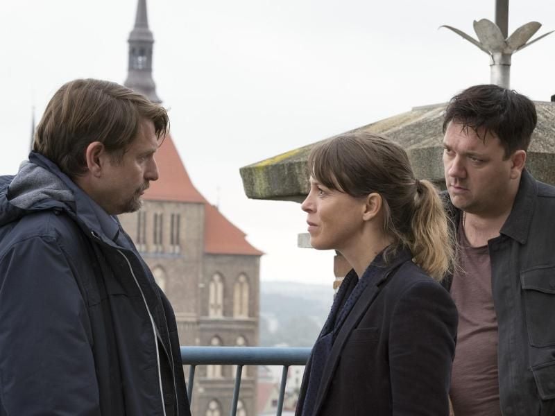 Charly Hübner (r), Anneke Kim Sarnau und Peter Trabner in einer Szene des „Polizeiruf 110: Für Janina”. Foto: Christine Schroeder/NDR