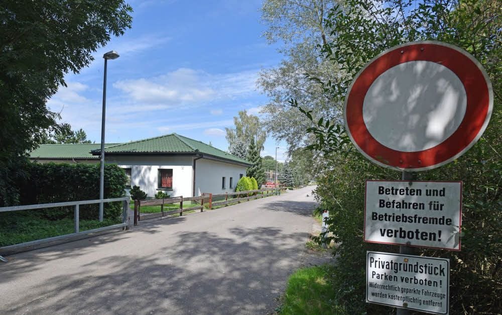 Die Flüchtlingsunterkünft in Friedersdorf steht vor dem Aus. Die Flüchtlingszahlen sind gesunken, die bestehenden Verträge laufen aus. Der Landkreis Anhalt-Bitterfeld will die Menschen aus dem Ausland vorrangig nur noch in Wohnungen unterbringen.