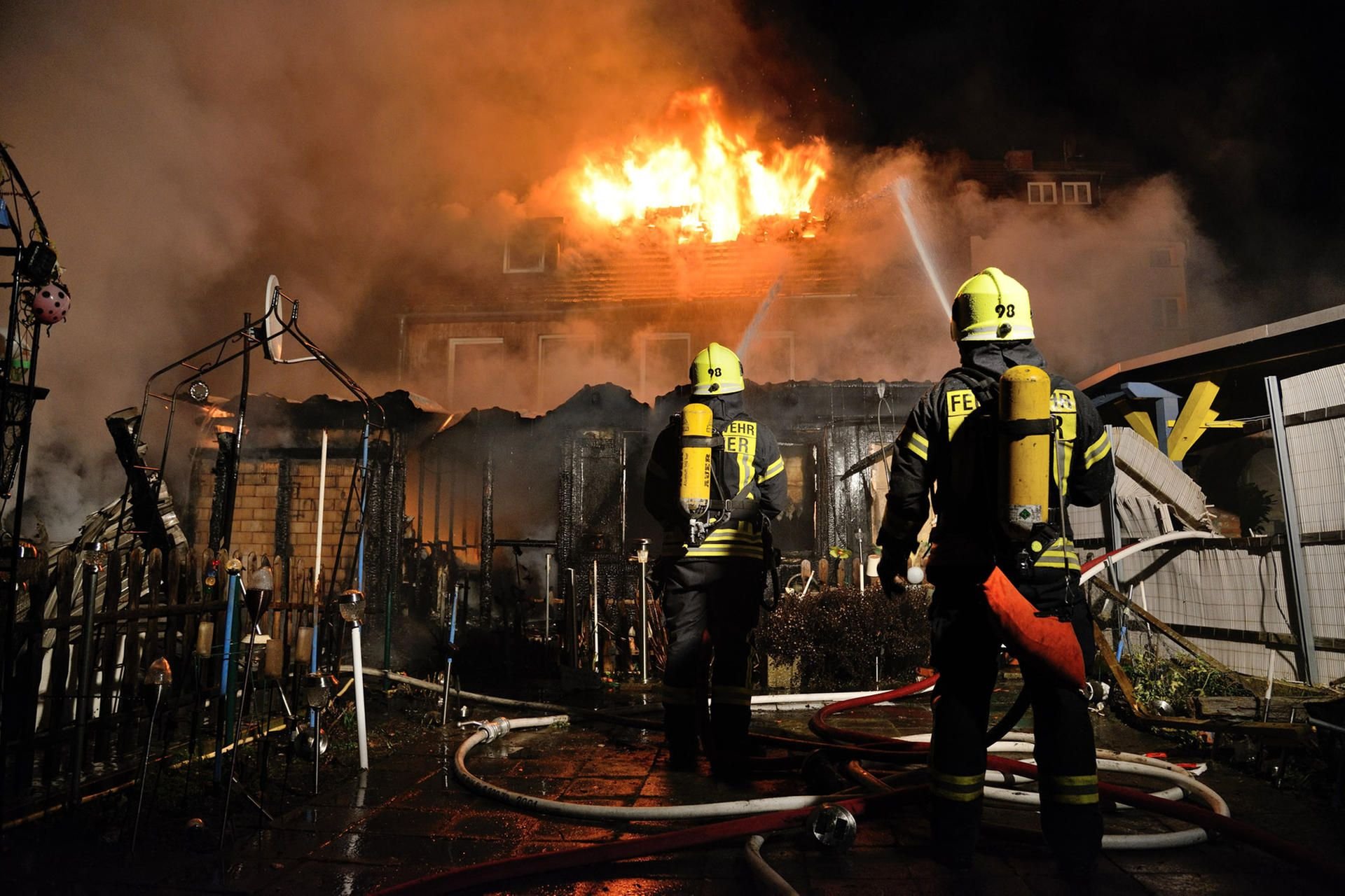 In der Reichenstraße in Quedlinburg stand in der Nacht zu Freitag ein zweistöckiges Einfamilienhaus in Flammen.