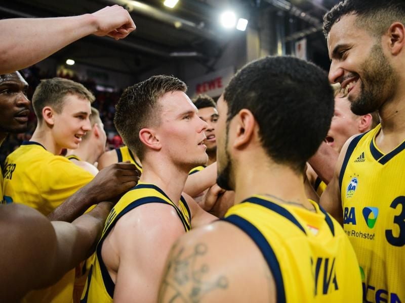 ALBA's Spieler feiern den Sieg gegen Bamberg. Foto: Nicolas Armer