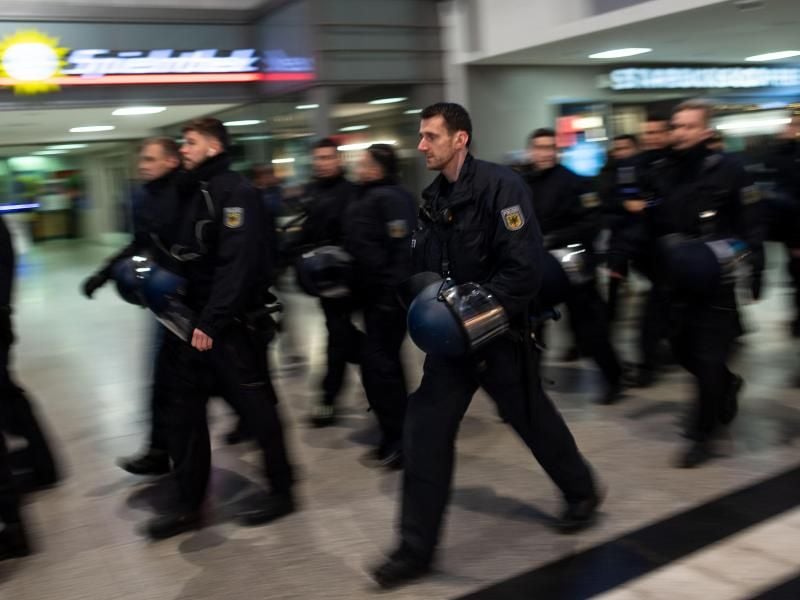 Polizisten versuchen den Duisburger Hauptbahnhof zu sichern. Foto: Marius Becker