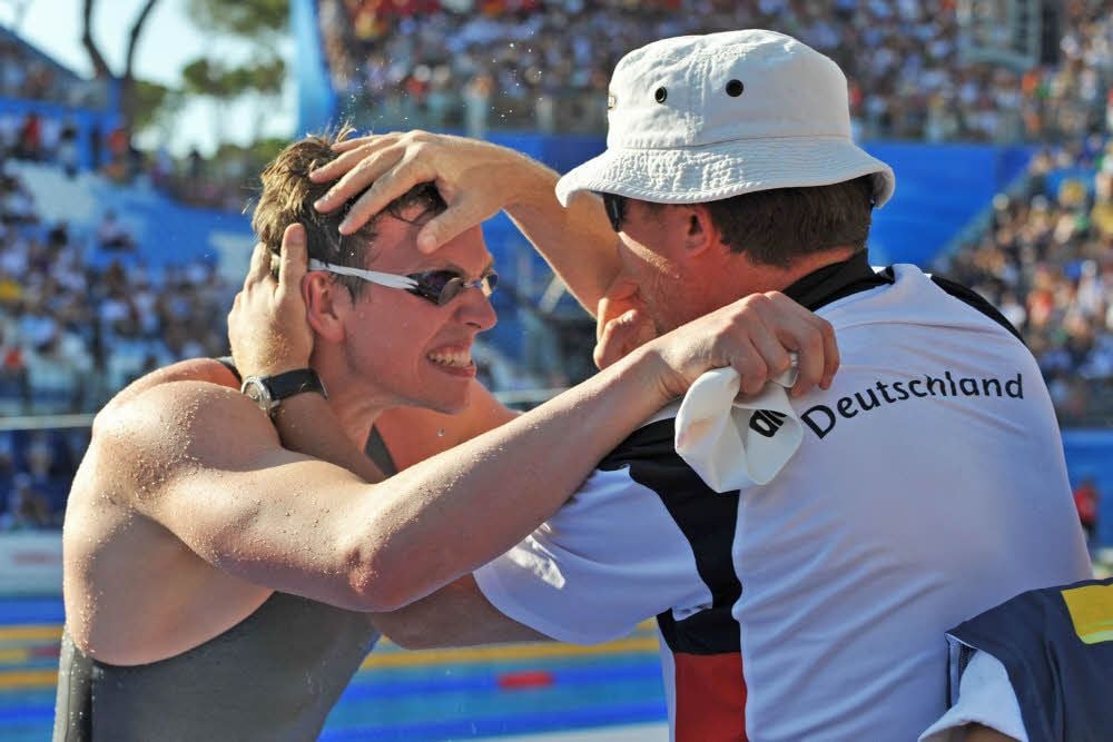 Der Weltmeister und der Weltmeister-Macher: Paul Biedermann und Frank Embacher freuen sich 2009 in Rom über den größten Erfolg eines halleschen Schwimmers seit der Wende.