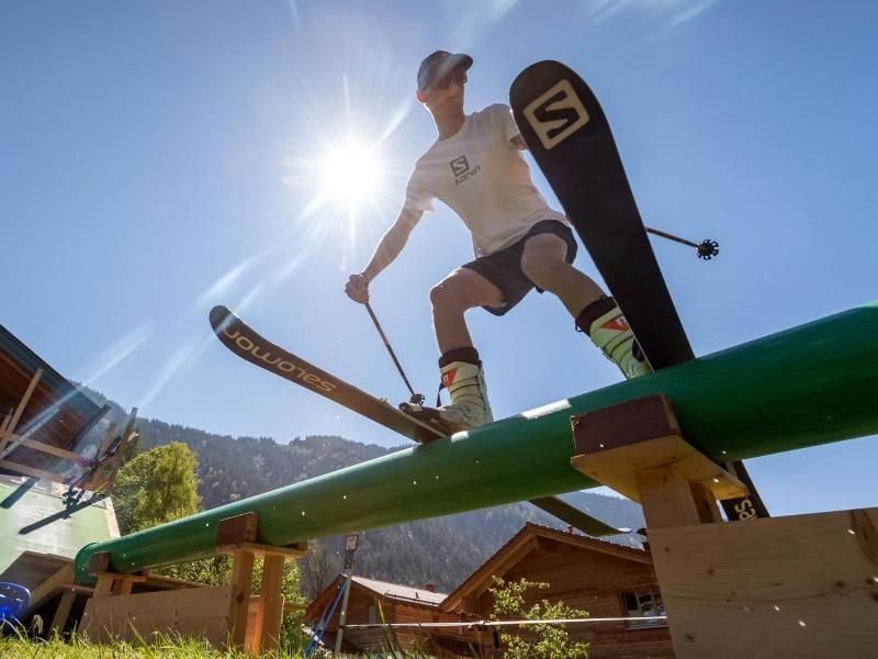 David Zehentner, Ski-Freestyler, trainiert auf seiner selbstgebauten Mini-Schanze und den dazugehörigen Rails im Garten seines Elternhauses. Foto: Peter Kneffel/dpa