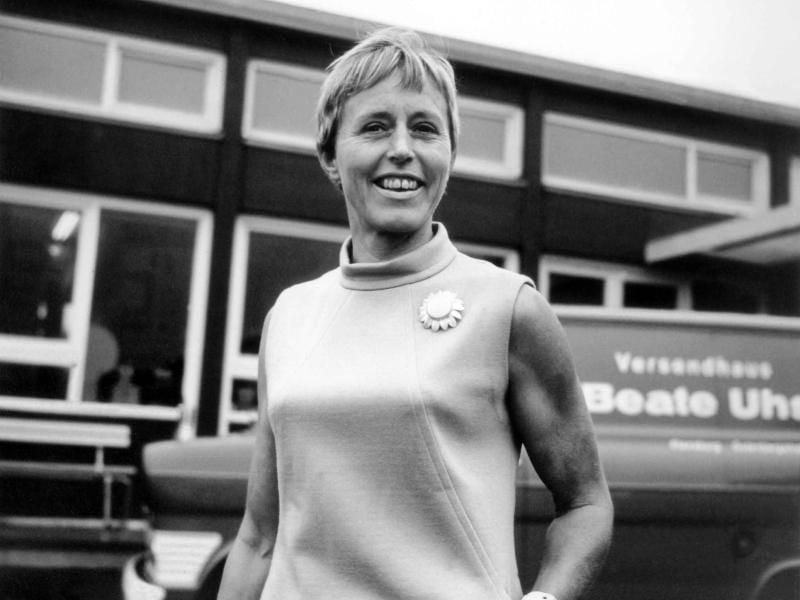 Beate Uhse im März 1969 vor ihrem Versandhaus in Flensburg. Foto: dpa