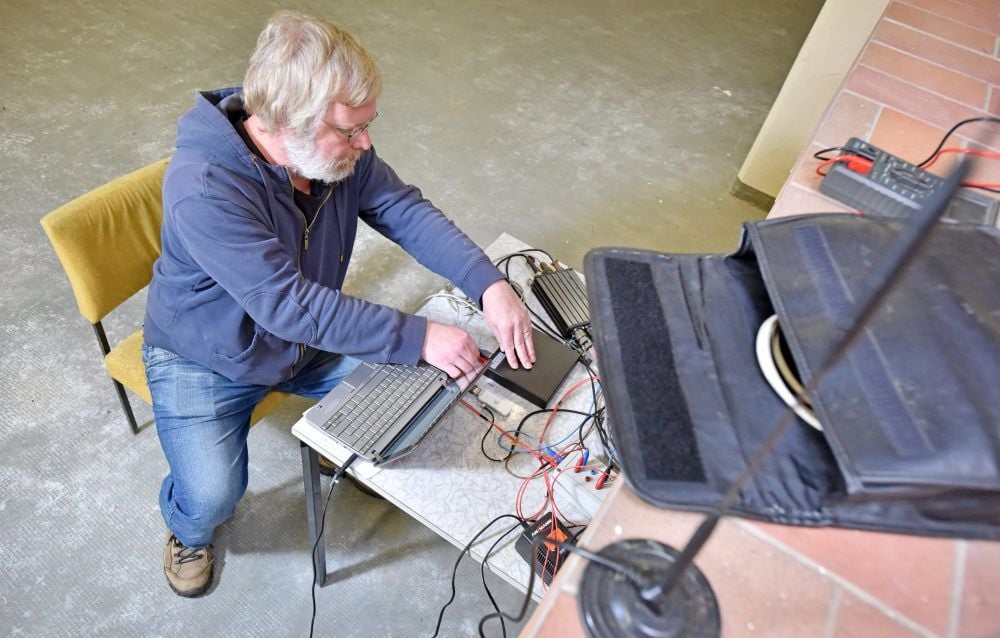 Geophysiker René Voigt überprüft die technische Ausstattung der Messstation.