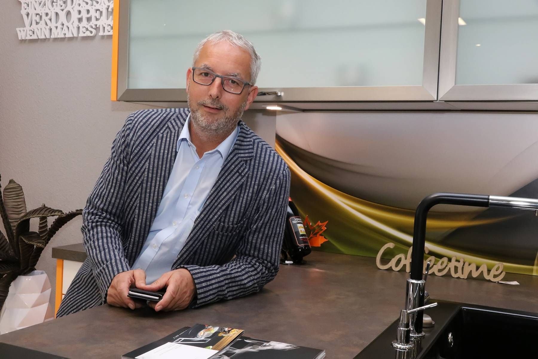 Holger Scholz in der Küchenabteilung seines Möbelgeschäftes.