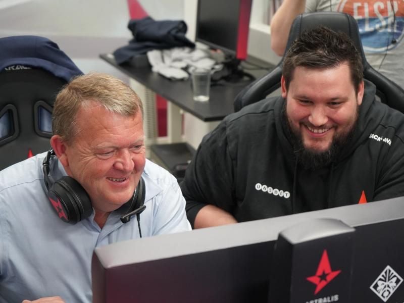 Der dänische Premierminister Lars Løkke Rasmussen (l) spielt unter der Anteilung von Astralis-Trainer Danny "zonic" Sørensen (r) Counter-Strike: Global Offensive. Foto: