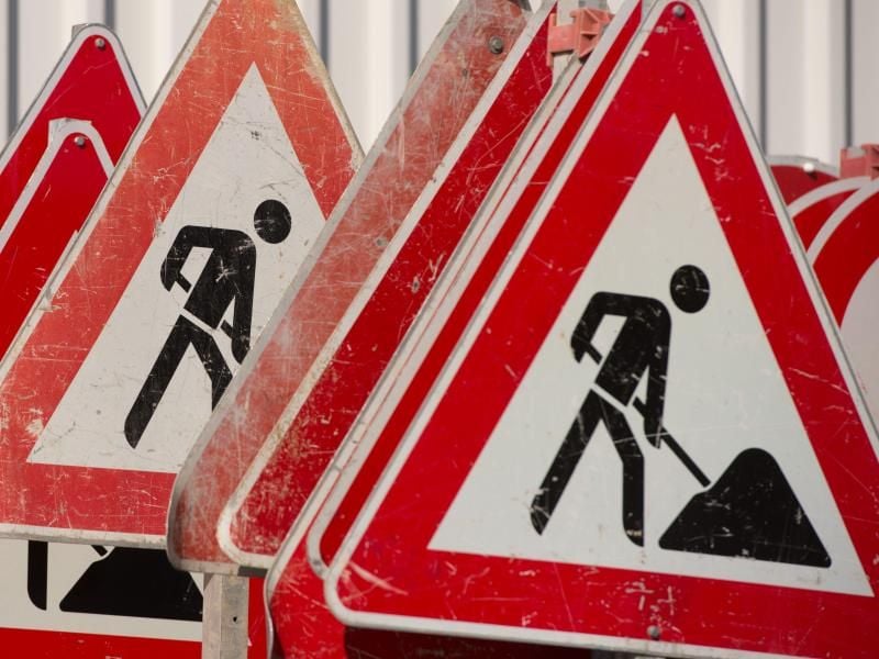 Verkehrsschilder für eine Baustelle. Foto: Sebastian Kahnert/dpa/Symbolbild