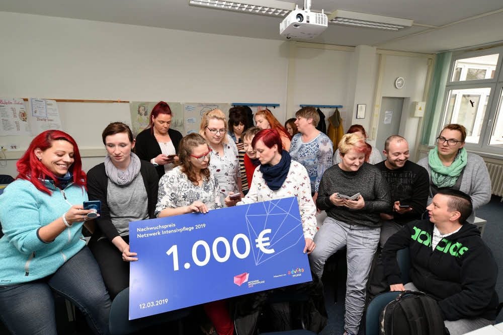 Die Altenpflegeklasse mit Lehrerin Laura Höltge freut sich über den Gewinn von 1.000 Euro.