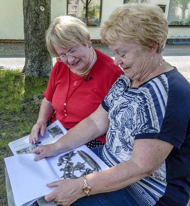Heidemarie Emersleben (li.) und Martina Schön mit Nymphen-Unterlagen.