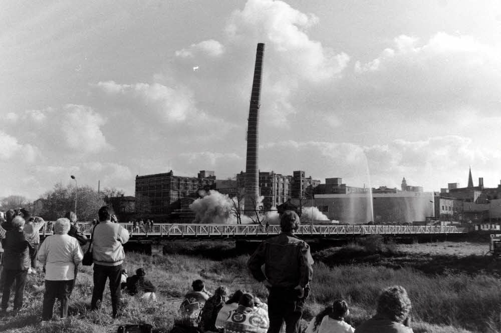 Im November 1994 verfolgten viele Schaulustige die Sprengung des Schornsteins auf dem Zekiwa-Gelände.