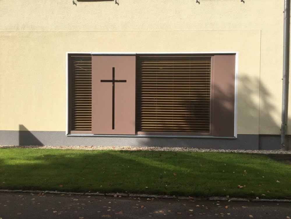 Auch von außen ist die neue Kapelle eindeutig zu erkennen.