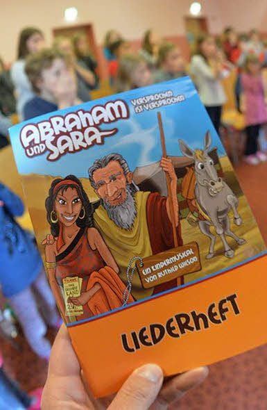 Jedes Kind besitzt für die Proben zu dem Musical ein Liederheft.