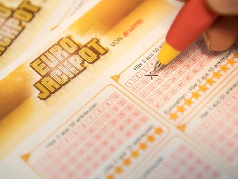 Eine Kundin füllt einen Eurojackpot-Lotterie-Schein aus. Foto: Fabian Sommer/dpa