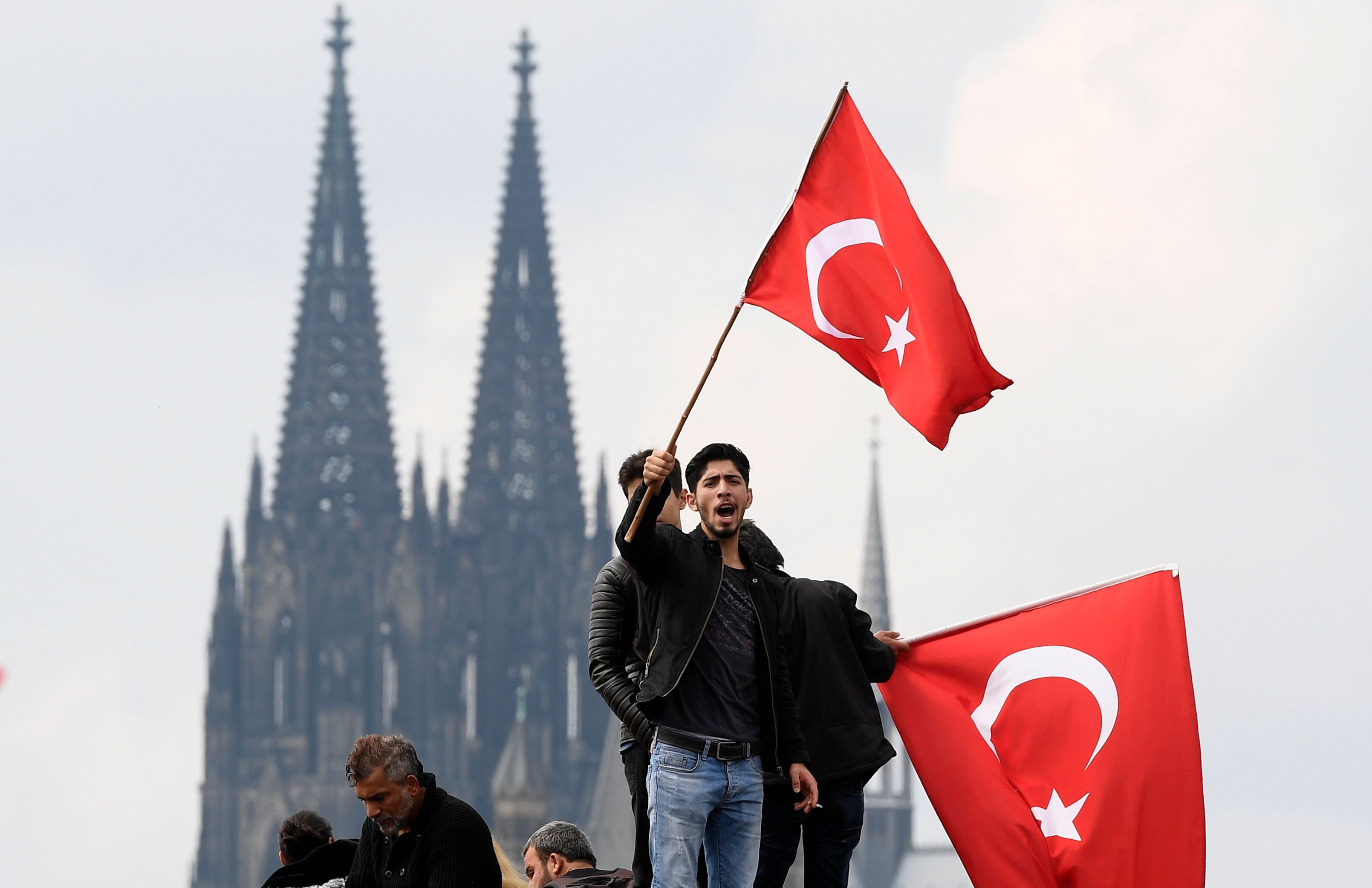 Die türkische Regierung hatte scharfe Kritik daran geäußert, dass Staatspräsident Erdogan sich nicht per Videoleinwand an die Demonstranten in Köln wenden durfte.