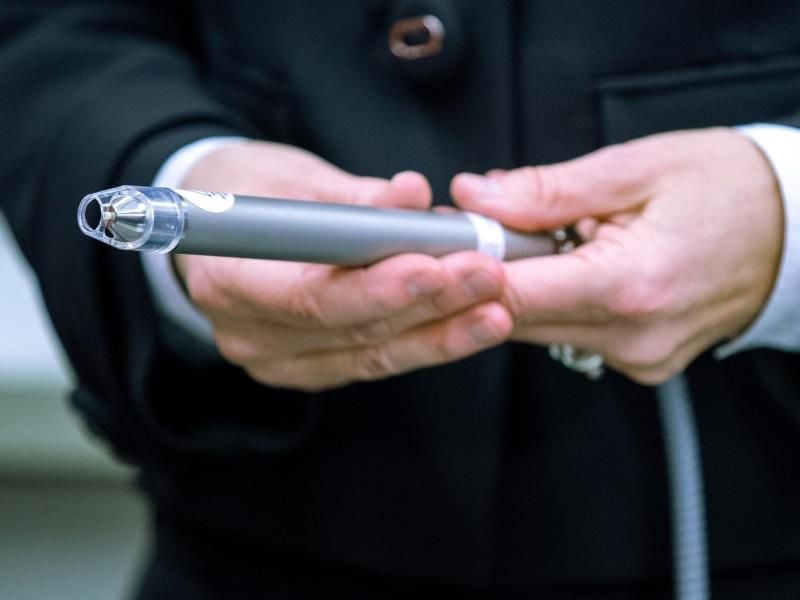 Für die Studie wurde der Plasmajet kINPen® MED des Greifswalder Unternehmen neoplas tools verwendet, der gemeinsam mit dem Leibniz-Institut für Plasmaforschung und Technologie (INP) entwickelt wurde. Foto: Jens Büttner/dpa-Zentralbild/ZB