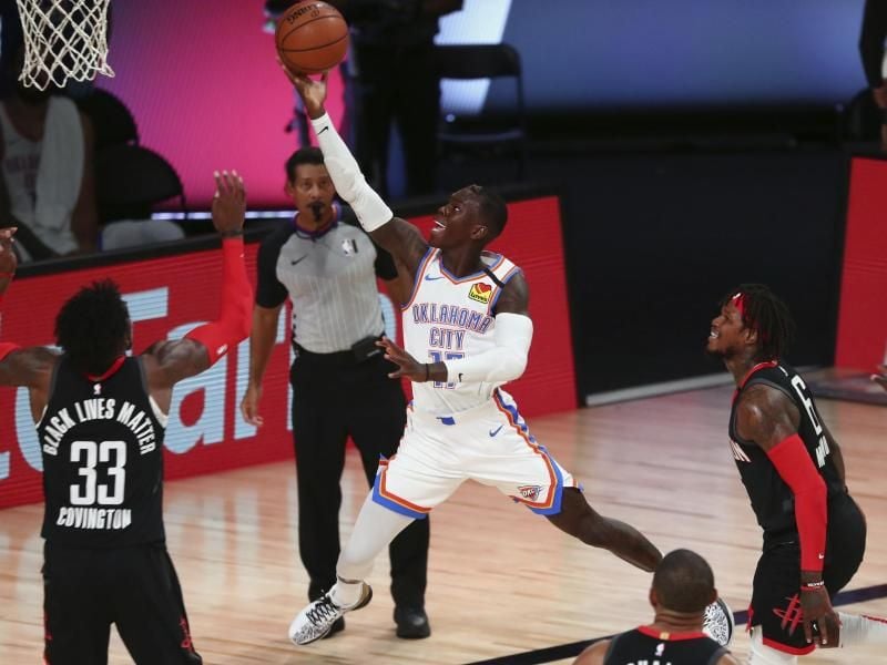 Dennis Schröder (M) von Oklahoma City Thunder setzt zum Korbwurf an. Foto: Kim Klement/Pool USA Today Sports/AP/dpa