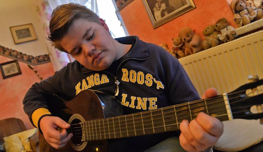 Die Musik begleitet Yannic Kalytta schon lange. Schlagzeug- und Gitarrespielen hat sich der Froser selbst beigebracht.