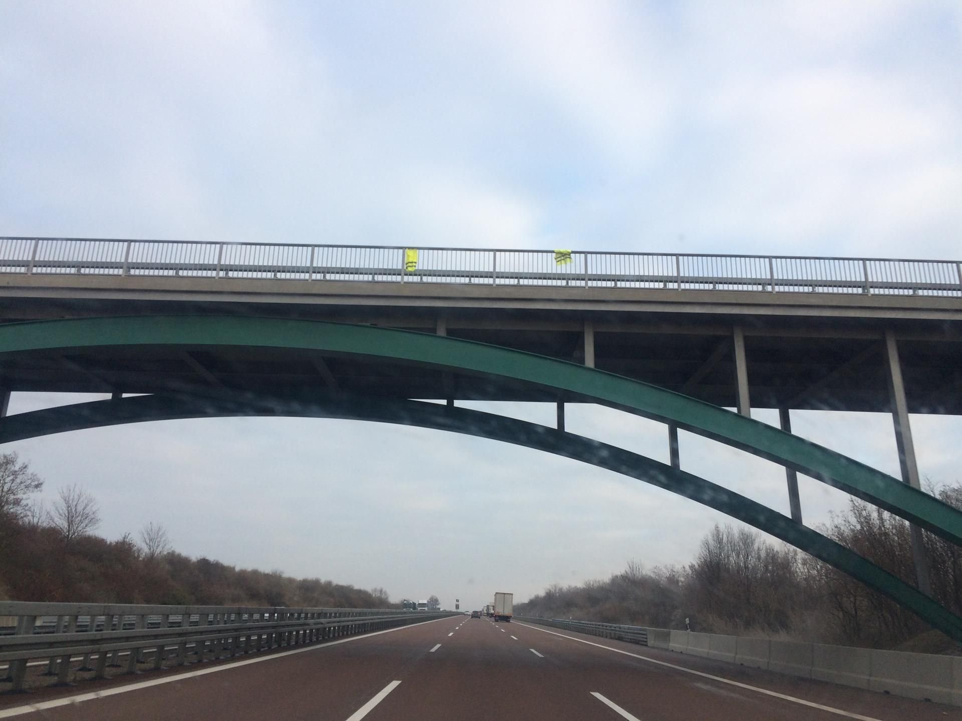 Die gelben Westen hingen am Mittwoch an den Autobahnbrücken bei Dessau.