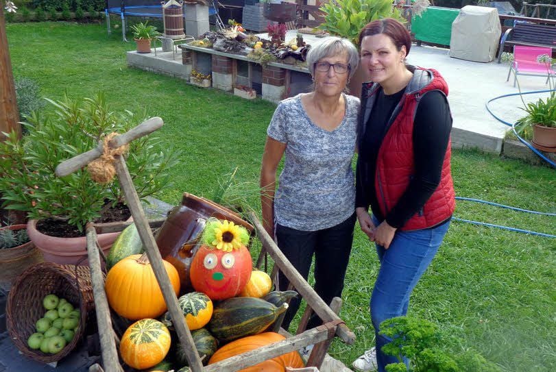 Im Dorf 14 sind die Familien Weinigel und Franz Gastgeber. Birgit Weinigel und Tochter Bianca Franz haben schon dekoriert.