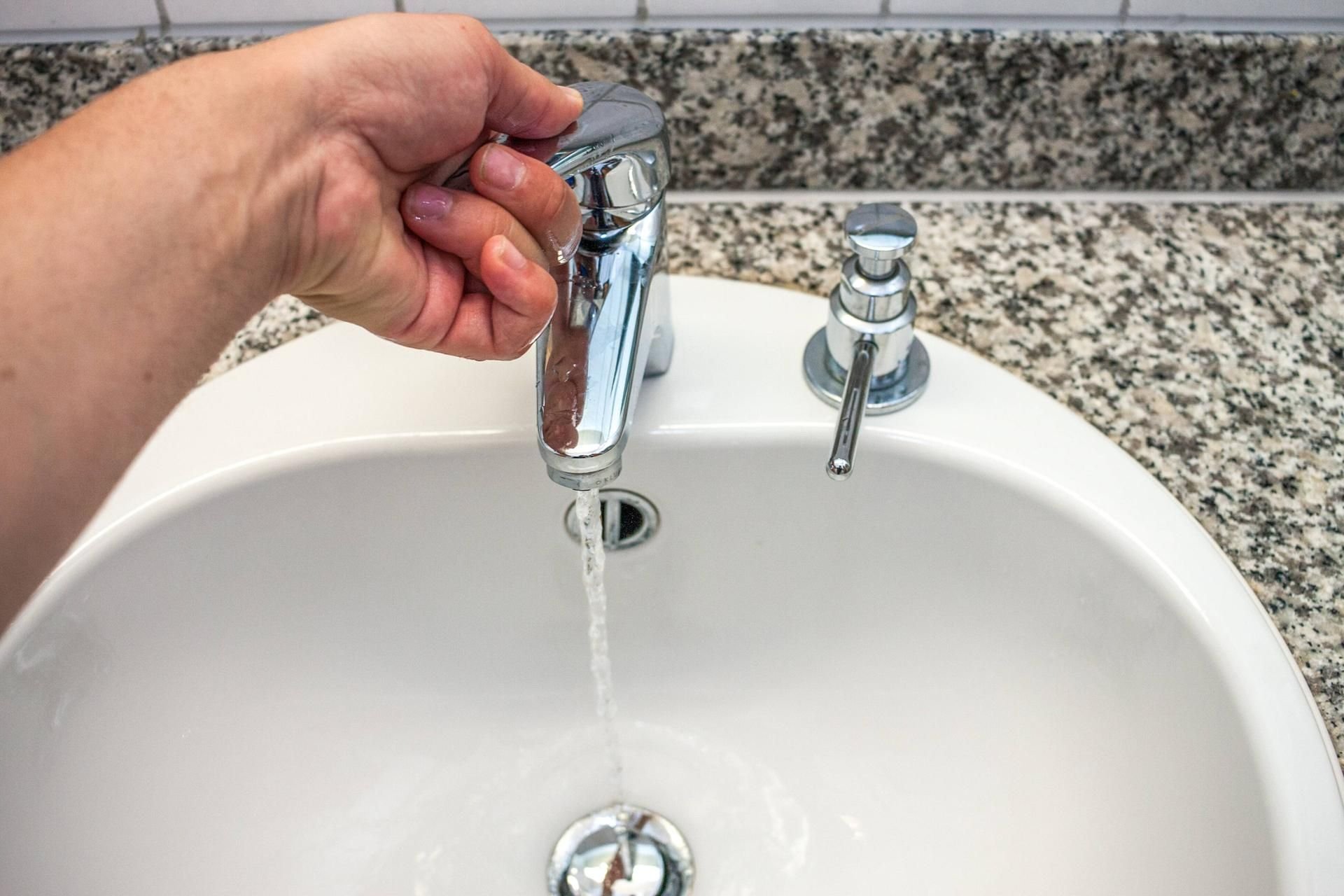 In Leuna hatten rund 7.000 Kunden durch einen Wasserrohrbruch kein Wasser. (Symbolbild)