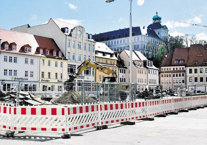 Der Marktplatz wird mit Granitplatten, Wasserspiel und Lichtteppich gestaltet.