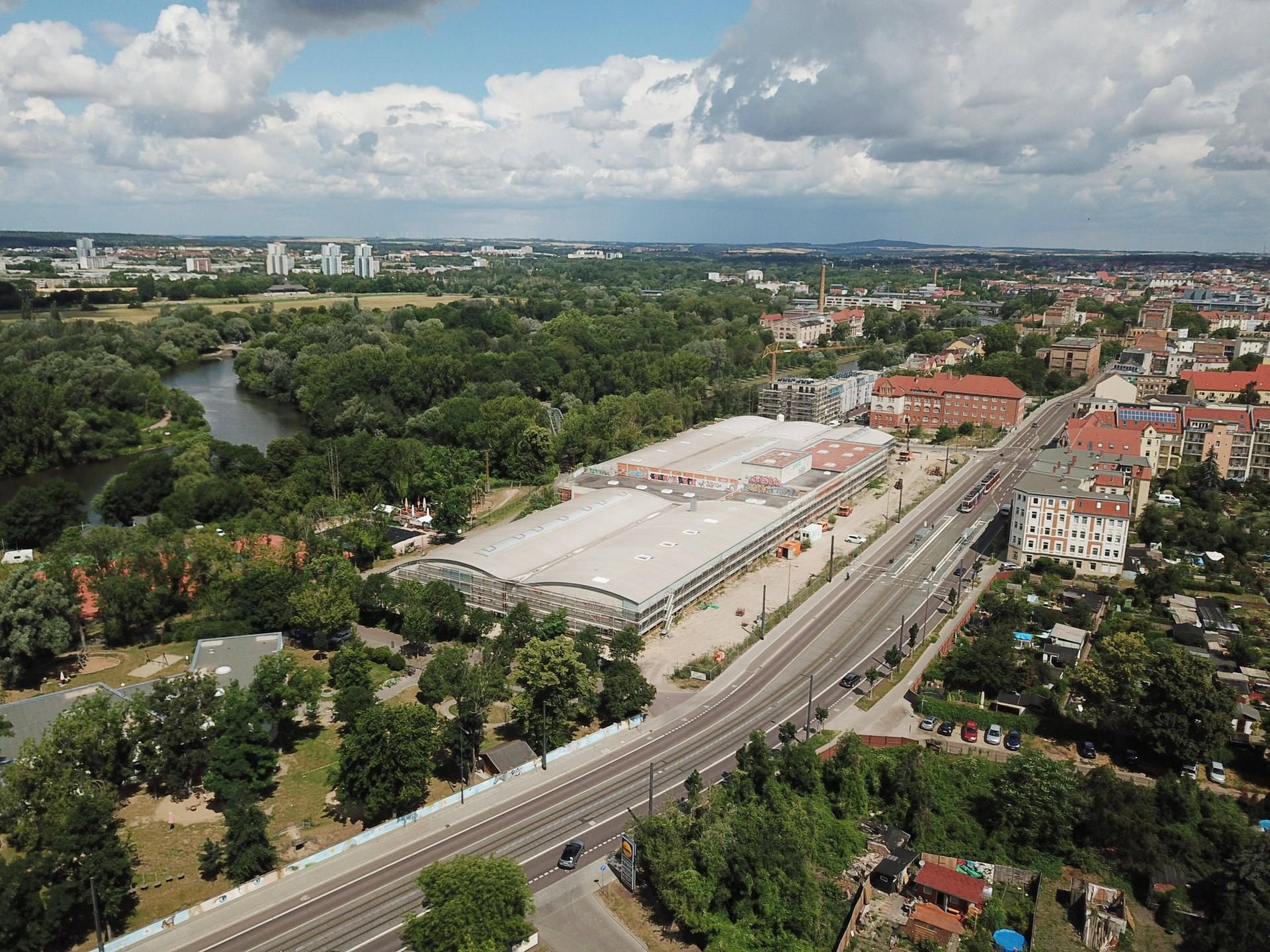 Blick auf die Baustelle am Böllberger Weg. Hier soll irgendwann das Sportparadies eröffnen.