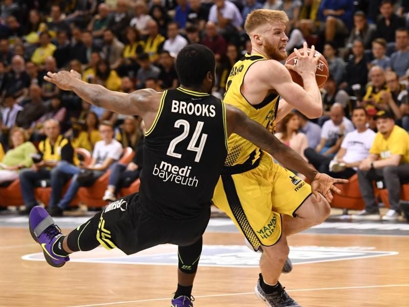 Der Ludwigsburger Thomas Walkup (r) zieht gegen Bayreuths De’Mon Brooks zum Korb. Foto: Thomas Kienzle
