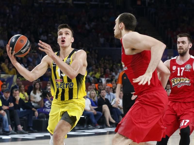 Bogdan Bogdanovic (l) führte Fenerbahce Istanbul mit 17 Punkten mit zum Sieg gegen Olympiakos Piräus. Foto: Lefteris Pitarakis