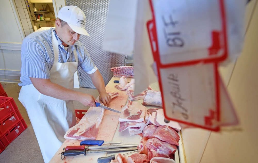 Mitarbeiter Marco Jantsch schneidet Fleisch. Es kommt aus der Region.