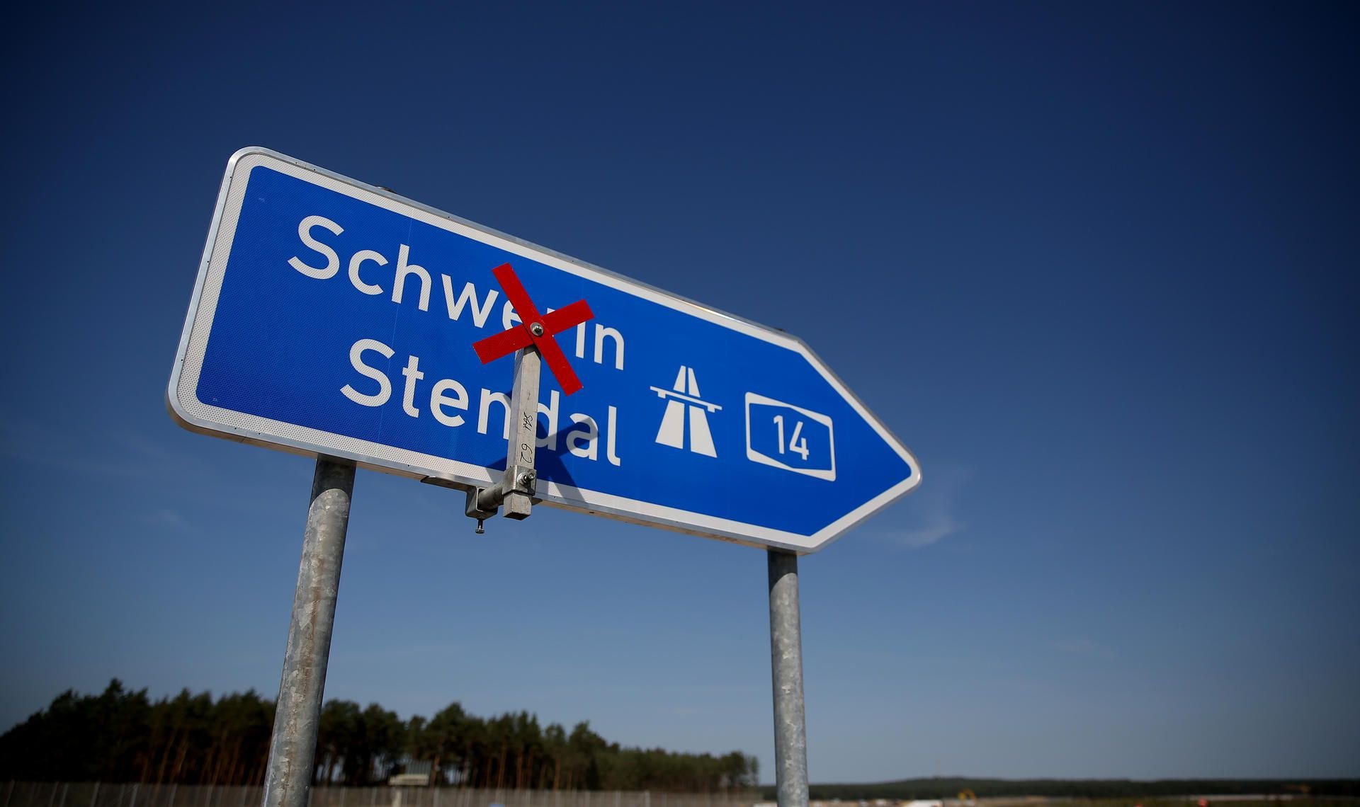 Ein Autobahnschild zeigt am Ende eines neuen Teilstücks der Autobahn 14 in Richtung des sich noch im Bau befindlichen Teils.