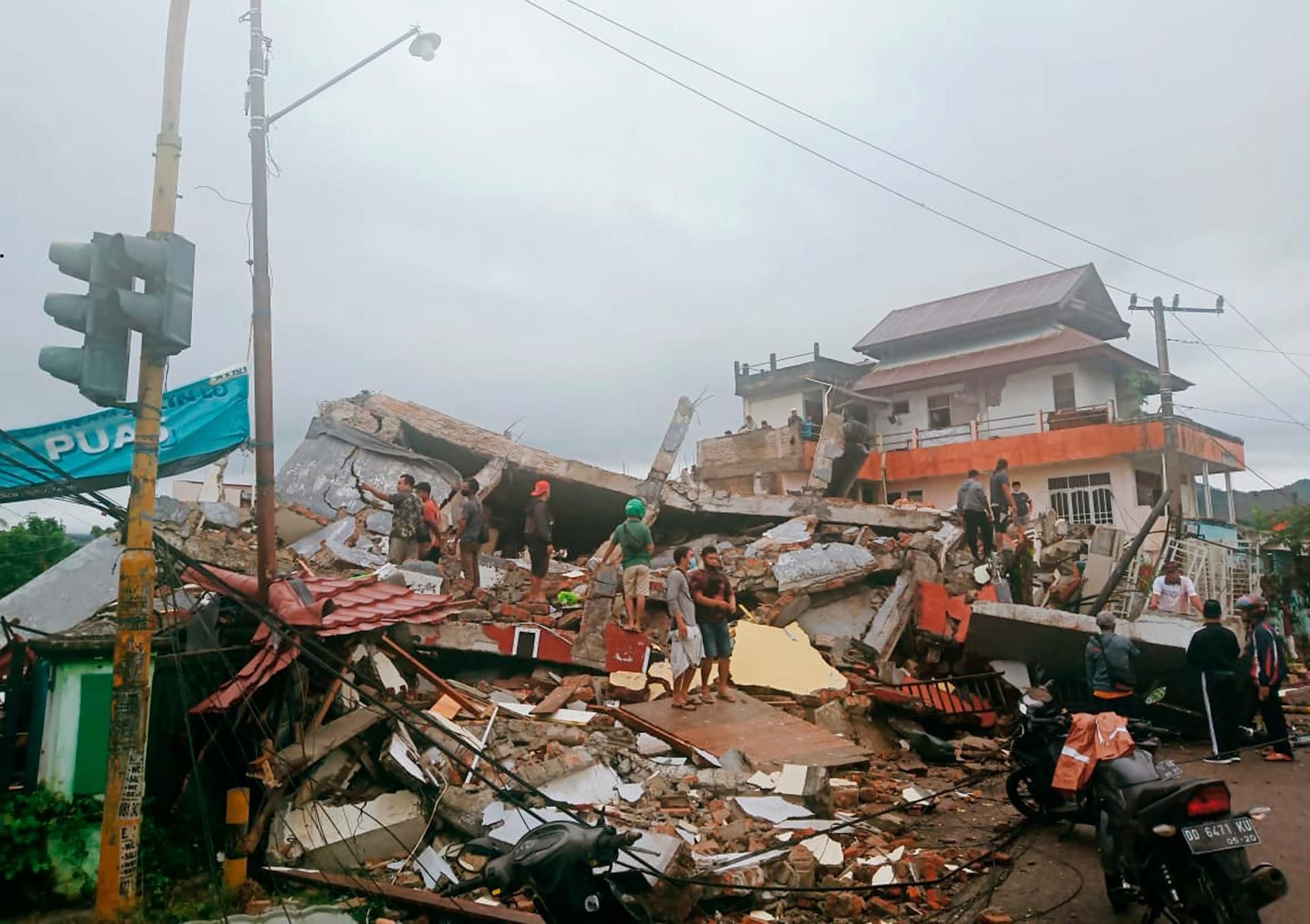 Ein Erdbeben hat in Indonesien eine Schneise der Verwüstung hinterlassen.