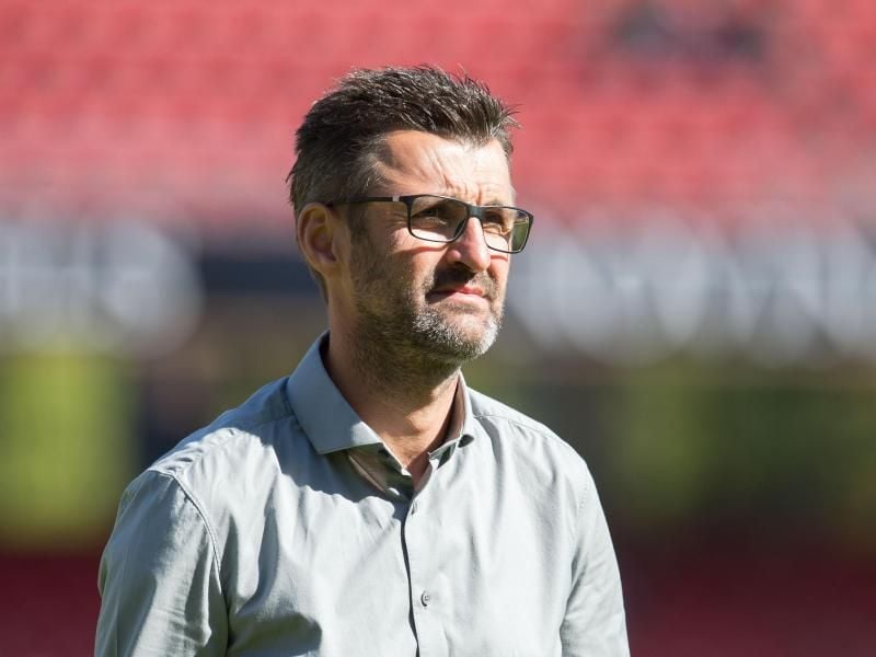 Trainer Michael Köllner will mit dem FC Nürnberg die starke Offensive der Frankfurter in den Griff bekommen. Foto: Timm Schamberger