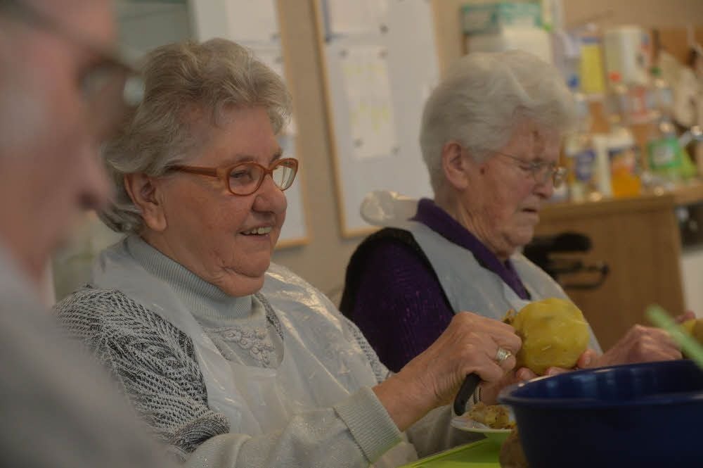Gerda Fiedler (links) und Irene Müller kommen gern zur Tagespflege. Hier sind sie in guter Gesellschaft.