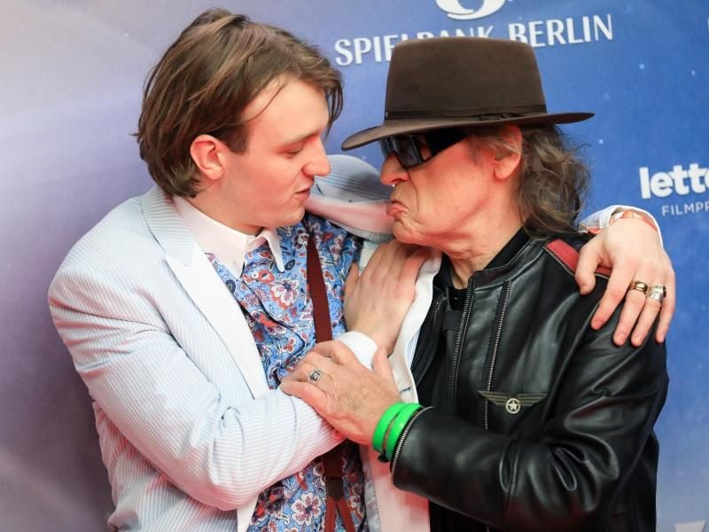 Jan Bülow (l) und Udo Lindenberg bei der Premiere des Biopics „Lindenberg! Mach dein Ding” im Januar in Hamburg. Foto: Christian Charisius/dpa