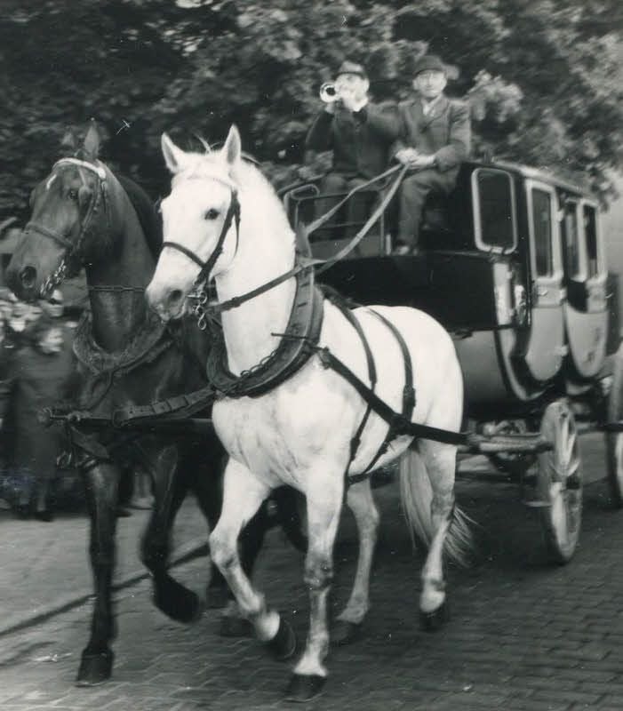 Zur Einweihung der Postmeilensäule im Mai 1972 fuhr auch die prächtige Postkutsche der Stadt vor. Sie verschwand später in Berlin.