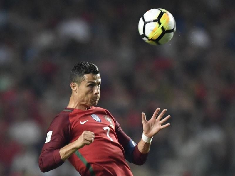 Der Superstar Cristiano Ronaldo köpft im Trikot von Portugal einen Ball. Foto: Laurent Gillieron
