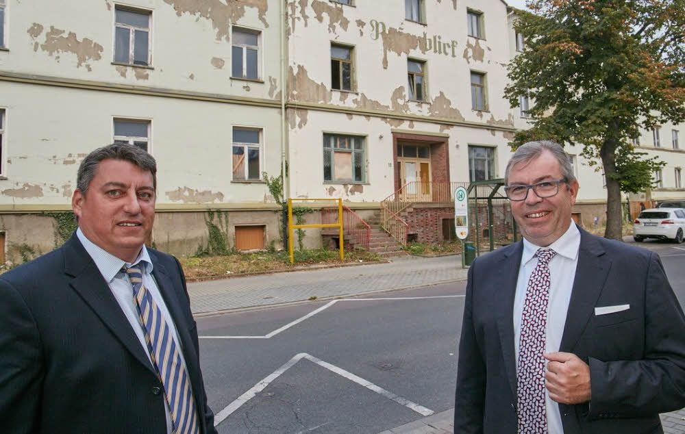 Michael Wawra (links) und Martin Procher von der GPV-Unternehmensgruppe stehen vor dem ehemaligen Altenheim an der Zepziger Straße, das möglichst noch dieses Jahr abgerissen werden soll.