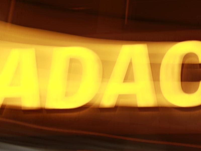 Eine Leuchtreklame von ADAC. Die 21 Millionen ADAC-Mitglieder sollen ab nächstem Jahr höhere Beiträge zahlen. Foto: Rene Ruprecht/dpa