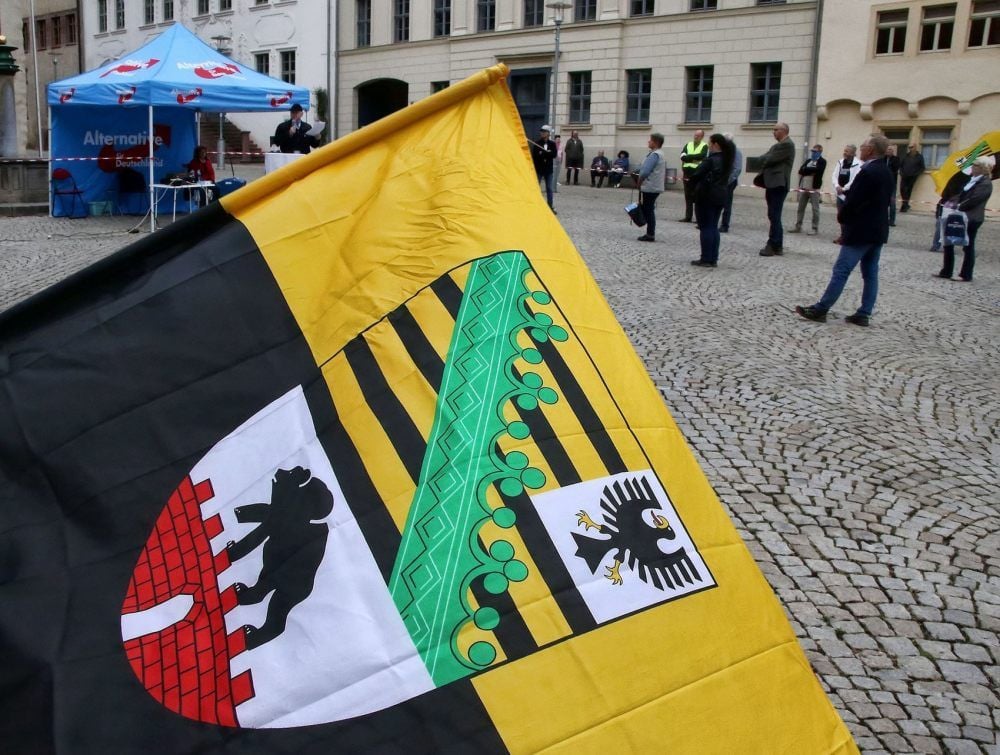 Rund 100 Leute wohnten der AfD-Kundgebung auf dem Marktplatz in Sangerhausen bei. Die nächste soll in Eisleben stattfinden.