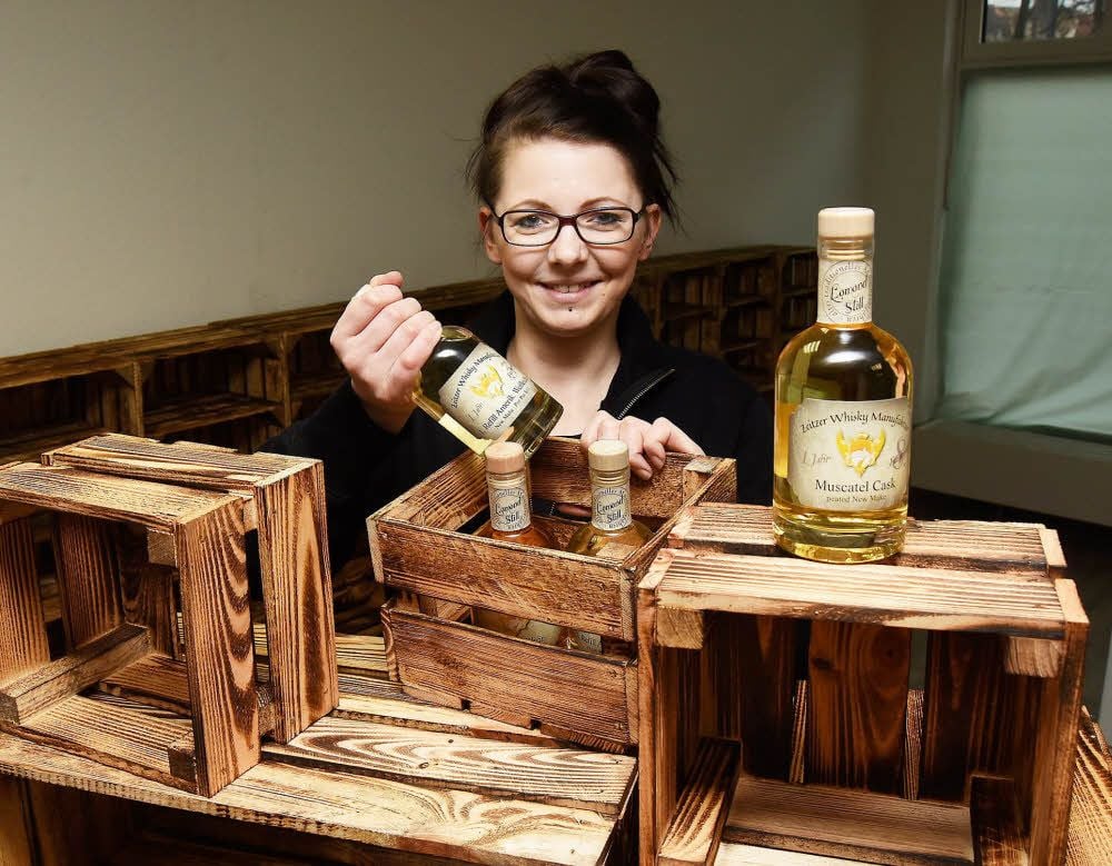 Rustikal und in warmen Holztönen richtet Carolin Lukas den neuen Laden der Zeitzer Whisky-Manufaktur ein. Eröffnet wird am 5. Februar.