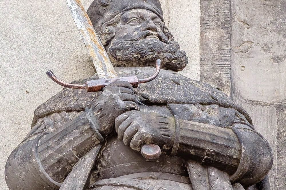 Über der Thesentür an der Schlosskirche in Wittenberg ist Friedrich der Weise zu sehen.