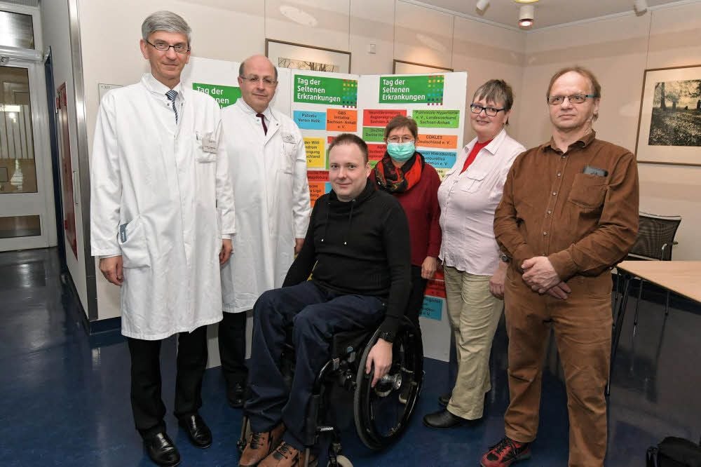 In einem Pressegespräch zum „Aktionstag der seltenen Erkrankungen“ haben 2018 Joachim Zagrodnick und Christos C. Zouboulis vom Städtischen Klinikum und Vertreter der Selbsthilfegruppen (v.li.) das Programm vorgestellt.