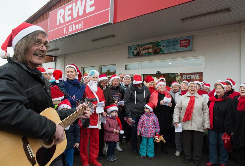 Volkmar Genterczewsky, Leiter des Jessener Frauenchors, begleitete die am Rewe-Markt versammelten Sänger auf seiner Gitarre.